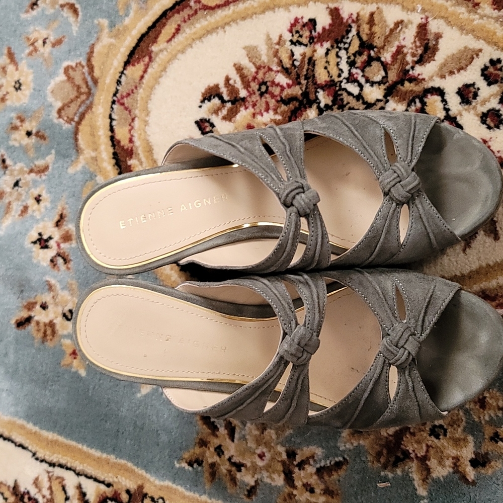 Olive wedge heels